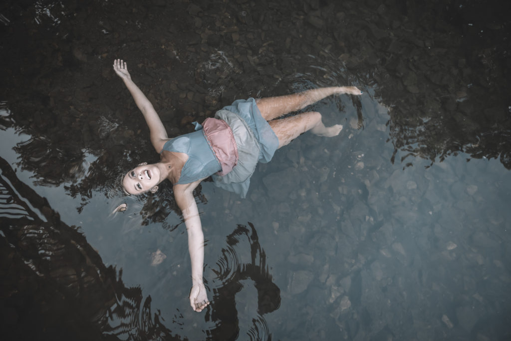 senior photos in water in NWA by Benfield Photography