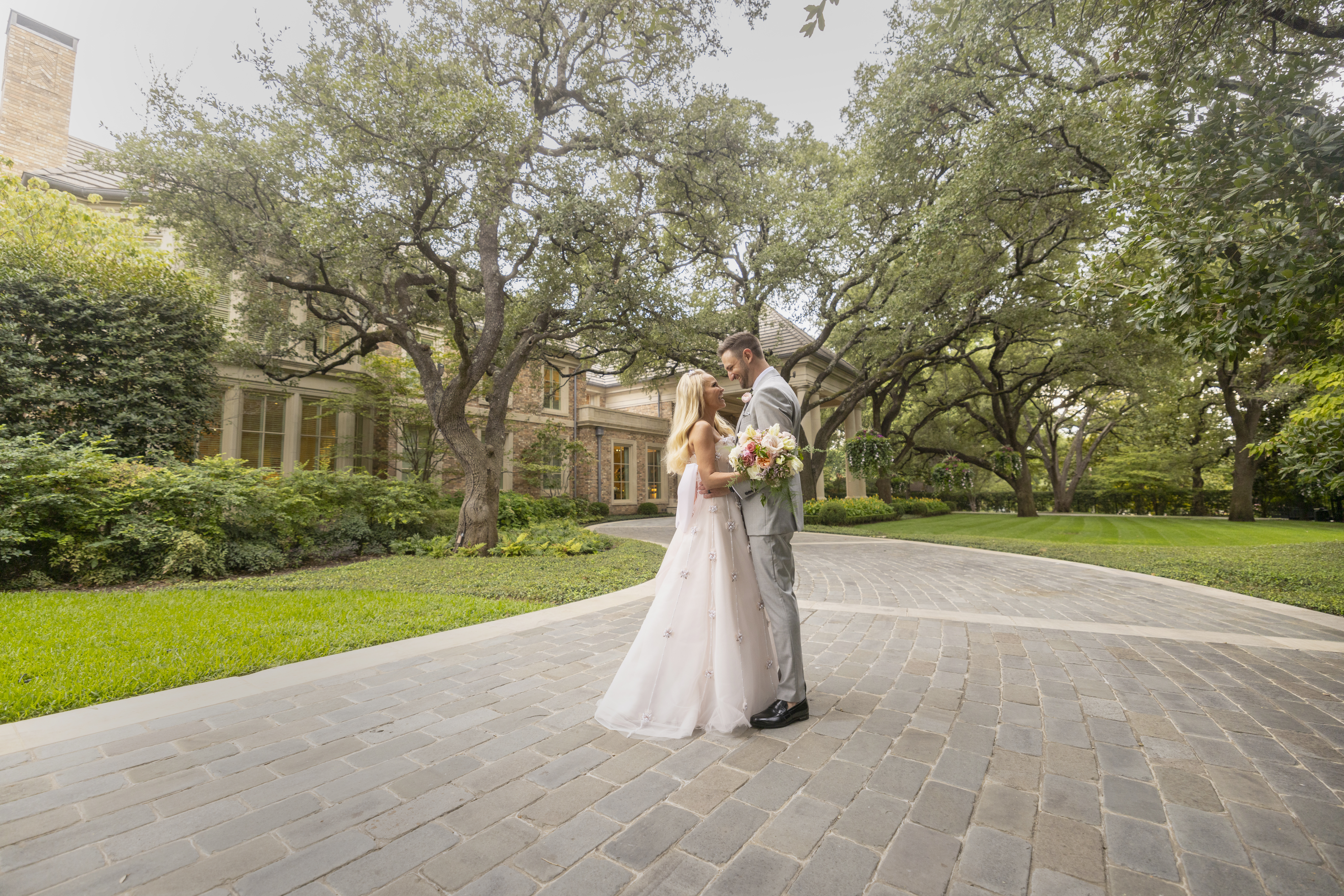 Grand portrait of Josh Bryant and Kristin Chenoweth on the wedding day in front of the private residence.