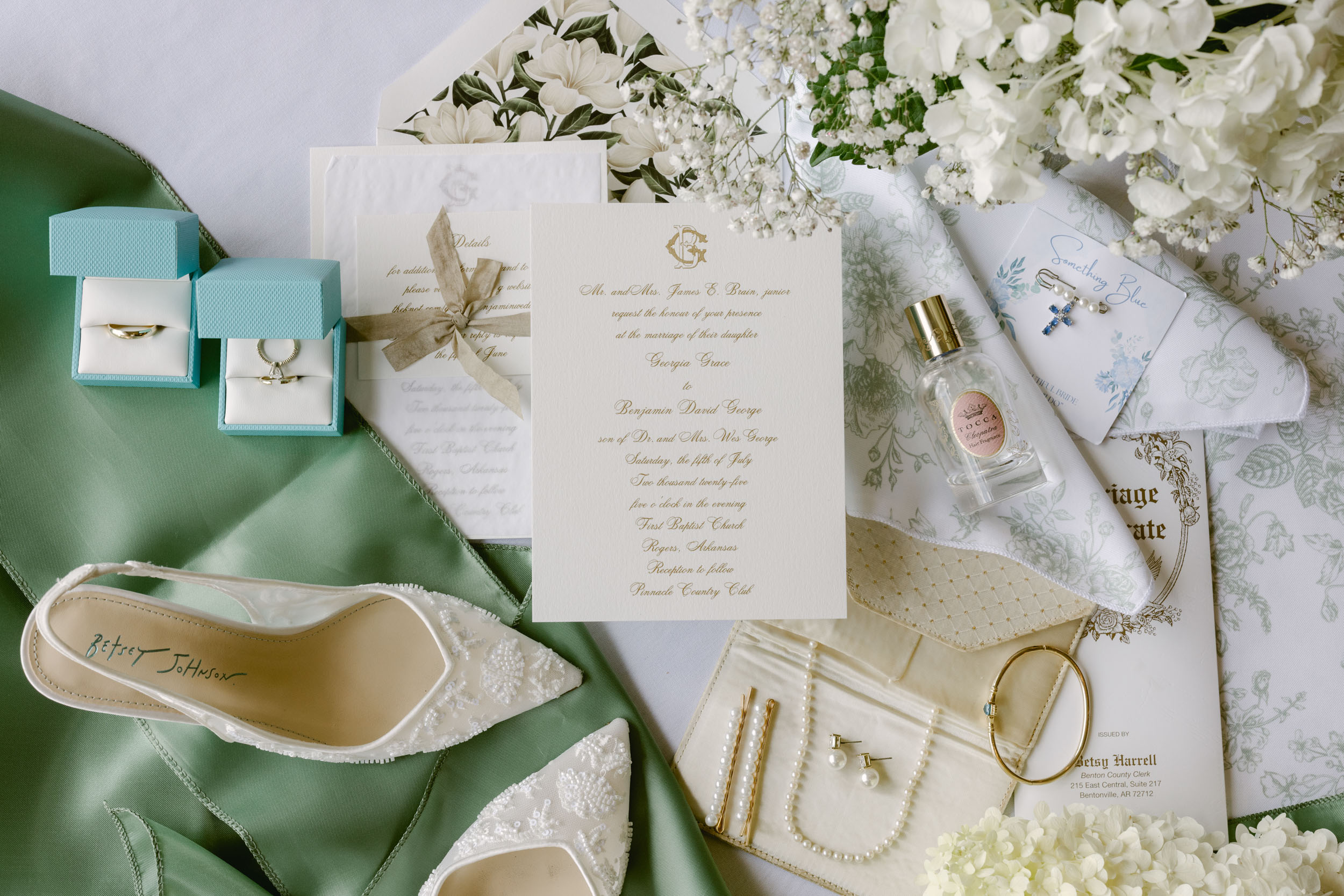 Pinnacle Country Club Wedding Photographer captures a first look at the hydrangea wall