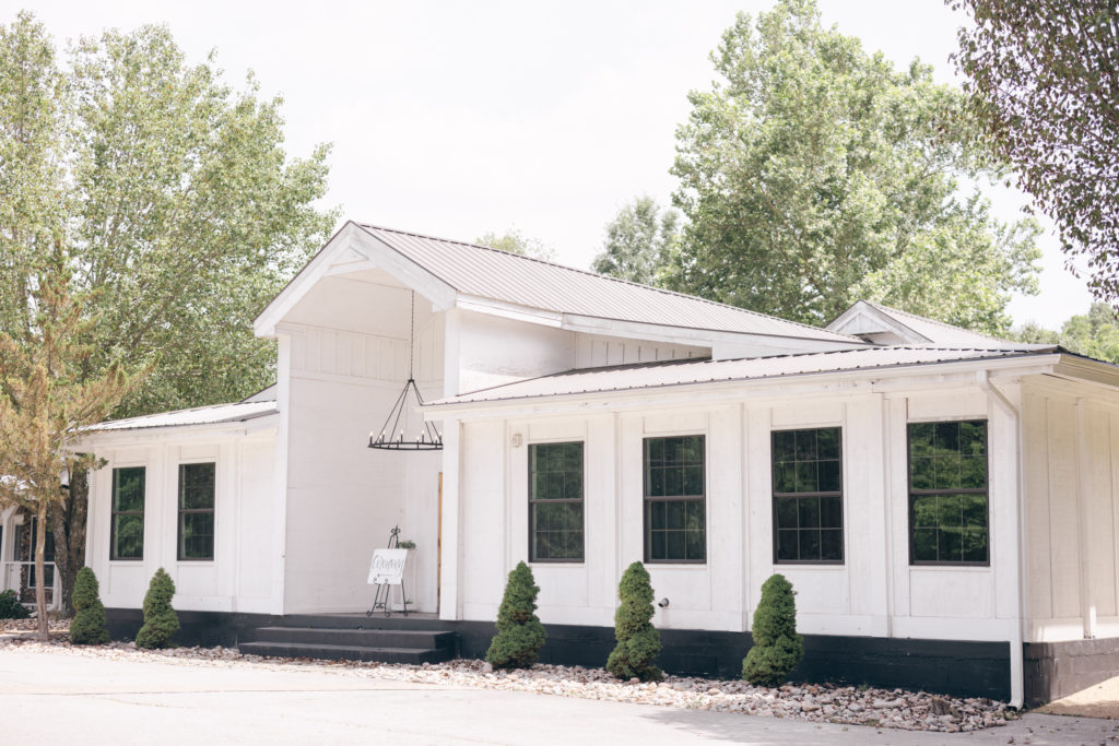Exterior photo of Kindred Barn reception venue in Bentonville Arkansas
